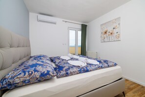 Desk, free WiFi, bed sheets - Luxury villa with private pool, hot tub, sea view, billiards, fitness equipment, garage (Crikvenica)