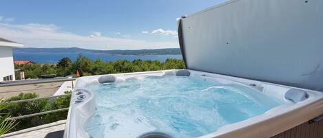 Banyera d'hidromassatge a l'aire lliure