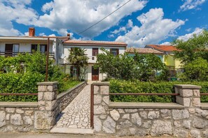 Exterior - Charming holiday home in a fantastic location just 500 metres from the beach with parking and barbecue (Jadranovo)