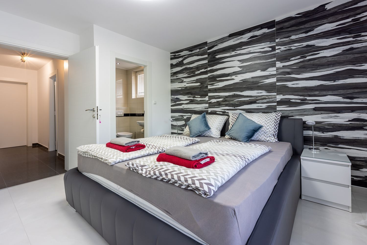 Escritorio, wifi gratis, ropa de cama