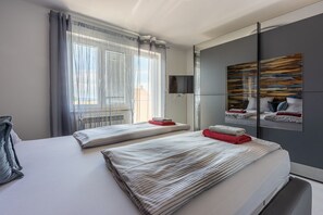 Desk, free WiFi, bed sheets - Exclusive holiday home with private pool, hot tub, sea view, billiards, table tennis, fitness equipment (Crikvenica)