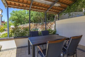 Outdoor dining - Fantastic apartment just 400 metres from the beach with private parking and washing machine (Dramalj)