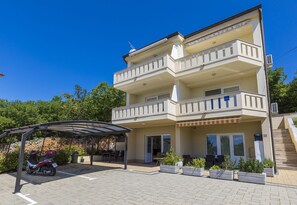 Exterior - Fantastic apartment just 400 metres from the beach with private parking and washing machine (Dramalj)