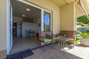 Outdoor dining - Fantastic apartment just 400 metres from the beach with private parking and washing machine (Dramalj)