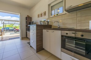 Fridge, stovetop, coffee/tea maker, toaster - Fantastic apartment just 400 metres from the beach with private parking and washing machine (Dramalj)