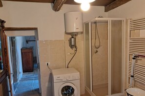Chuveiro, bidê, toalhas de banho 