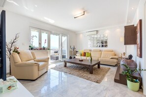 Living area - Stunning two-storey penthouse with hot tub and panoramic views (Crikvenica)