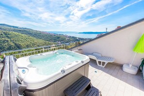 Terrace/patio - Stunning two-storey penthouse with hot tub and panoramic views (Crikvenica)