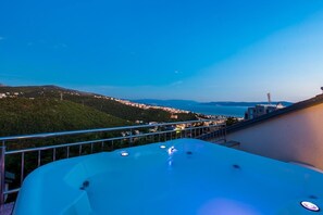Outdoor spa tub - Stunning two-storey penthouse with hot tub and panoramic views (Crikvenica)