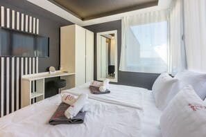 Desk, free WiFi, bed sheets - Stunning villa on Liebespfad with private pool, sea view, mosquito nets, BBQ area (Crikvenica)