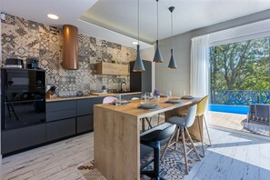 Fridge, microwave, stovetop, dishwasher - Stunning villa on Liebespfad with private pool, sea view, mosquito nets, BBQ area (Crikvenica)