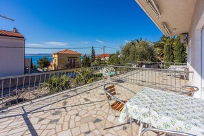 Outdoor dining - Rustic apartment just 200 metres from the beach with sea view, private parking (Dramalj)