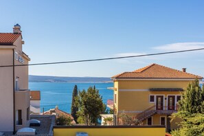Exterior - Rustic apartment just 200 metres from the beach with sea view, private parking (Dramalj)