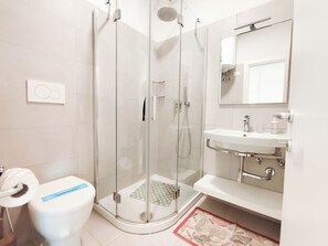 Studio, Balkon, Stadtblick | Badezimmer
