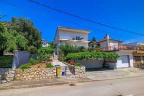 Exterior - Idyllic apartment just 200 metres from the beach with private parking, air conditioning and washing machine (Dramalj)