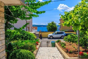 Property grounds - Idyllic apartment just 200 metres from the beach with private parking, air conditioning and washing machine (Dramalj)