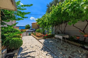 Property grounds - Idyllic apartment just 200 metres from the beach with private parking, air conditioning and washing machine (Dramalj)