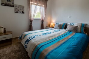 Desk, free WiFi, bed sheets - Fantastic holiday home with private pool, table tennis, sea view, 5 parking spaces, play area for children (Grižane)