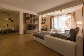 Ping pong - Fantastic holiday home with private pool, table tennis, sea view, 5 parking spaces, play area for children (Grižane)