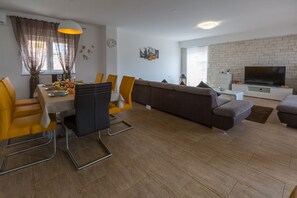 Dining - Fantastic holiday home with private pool, table tennis, sea view, 5 parking spaces, play area for children (Grižane)