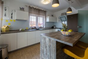 Fridge, microwave, stovetop, dishwasher - Fantastic holiday home with private pool, table tennis, sea view, 5 parking spaces, play area for children (Grižane)