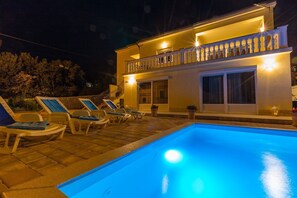 Pool - Fantastic holiday home with private pool, table tennis, sea view, 5 parking spaces, play area for children (Grižane)