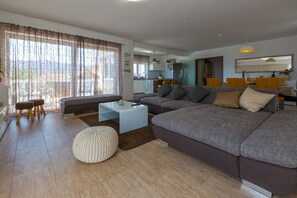 Ping pong - Fantastic holiday home with private pool, table tennis, sea view, 5 parking spaces, play area for children (Grižane)
