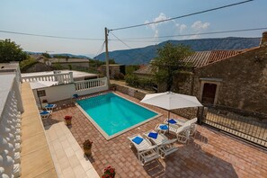 Pool - Fantastic holiday home with private pool, table tennis, sea view, 5 parking spaces, play area for children (Grižane)