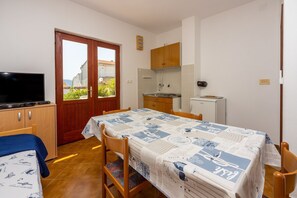 Fridge, stovetop, coffee/tea maker, cookware/dishes/utensils - Quiet studio apartment just 250 metres from the beach with sea view, parking space, barbecue (Novi Vinodolski)