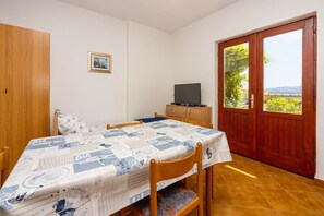 Dining - Quiet studio apartment just 250 metres from the beach with sea view, parking space, barbecue (Novi Vinodolski)