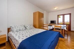 1 bedroom, desk, bed sheets - Quiet studio apartment just 250 metres from the beach with sea view, parking space, barbecue (Novi Vinodolski)