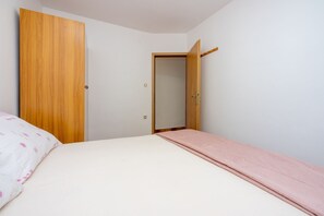 Desk, bed sheets - Cosy apartment just 250 metres from the beach with sea views, barbecue area, private parking (Novi Vinodolski)