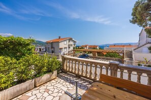 Terrace/patio - Cosy apartment just 250 metres from the beach with sea views, barbecue area, private parking (Novi Vinodolski)