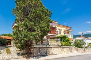 Exterior - Cosy apartment just 250 metres from the beach with sea views, barbecue area, private parking (Novi Vinodolski)