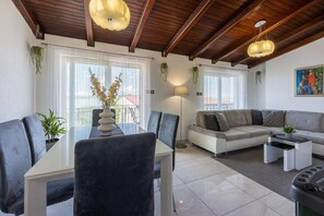 Living area - Modern apartment in a dream location just 70 metres from the beach with parking, sea view, dog-friendly (Selce)