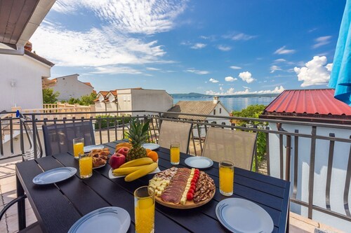 Modern apartment in a dream location just 70 metres from the beach with parking, sea view, dog-friendly