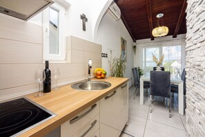 Kühlschrank, Mikrowelle, Herdplatte, Geschirrspüler