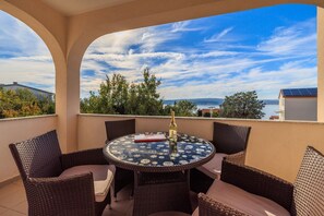 Outdoor dining - Charming apartment just 390 metres from the beach with sea views, washing machine (Dramalj)