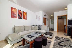 Living area - Charming apartment just 390 metres from the beach with sea views, washing machine (Dramalj)