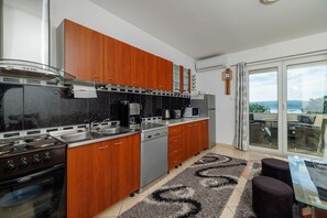 Fridge, microwave, stovetop, dishwasher - Charming apartment just 390 metres from the beach with sea views, washing machine (Dramalj)