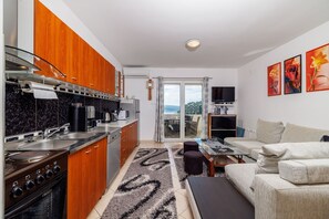 Interior - Charming apartment just 390 metres from the beach with sea views, washing machine (Dramalj)