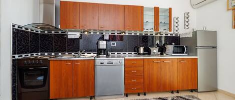 Een koelkast, een microgolfoven, een kookplaat, een vaatwasser