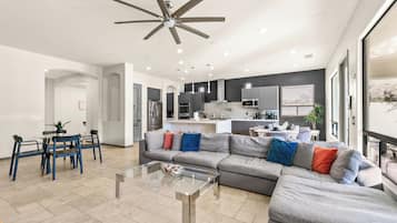 TV connectée, cheminée, jeux vidéo, baby-foot