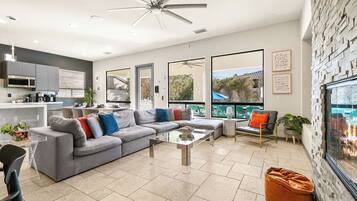 Smart-TV, Kamin, Videospiele, TischfuĂball