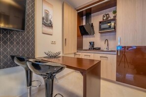 Fridge, microwave, stovetop, dishwasher