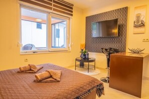 4 bedrooms, desk, free WiFi, bed sheets