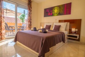 4 bedrooms, desk, free WiFi, bed sheets