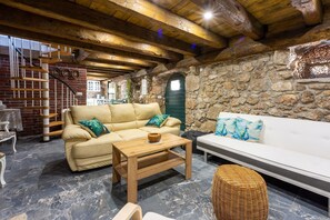 Living area - Mediterranean and dog-friendly finca with private pool, barbecue area, private parking (Bribir)