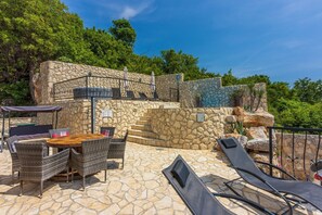Outdoor dining - Mediterranean and dog-friendly finca with private pool, barbecue area, private parking (Bribir)
