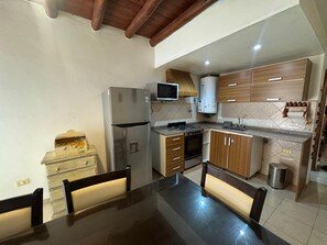 Private kitchen - Cava del Sur: Centrally located duplex ideal for families and couples (San Rafael)